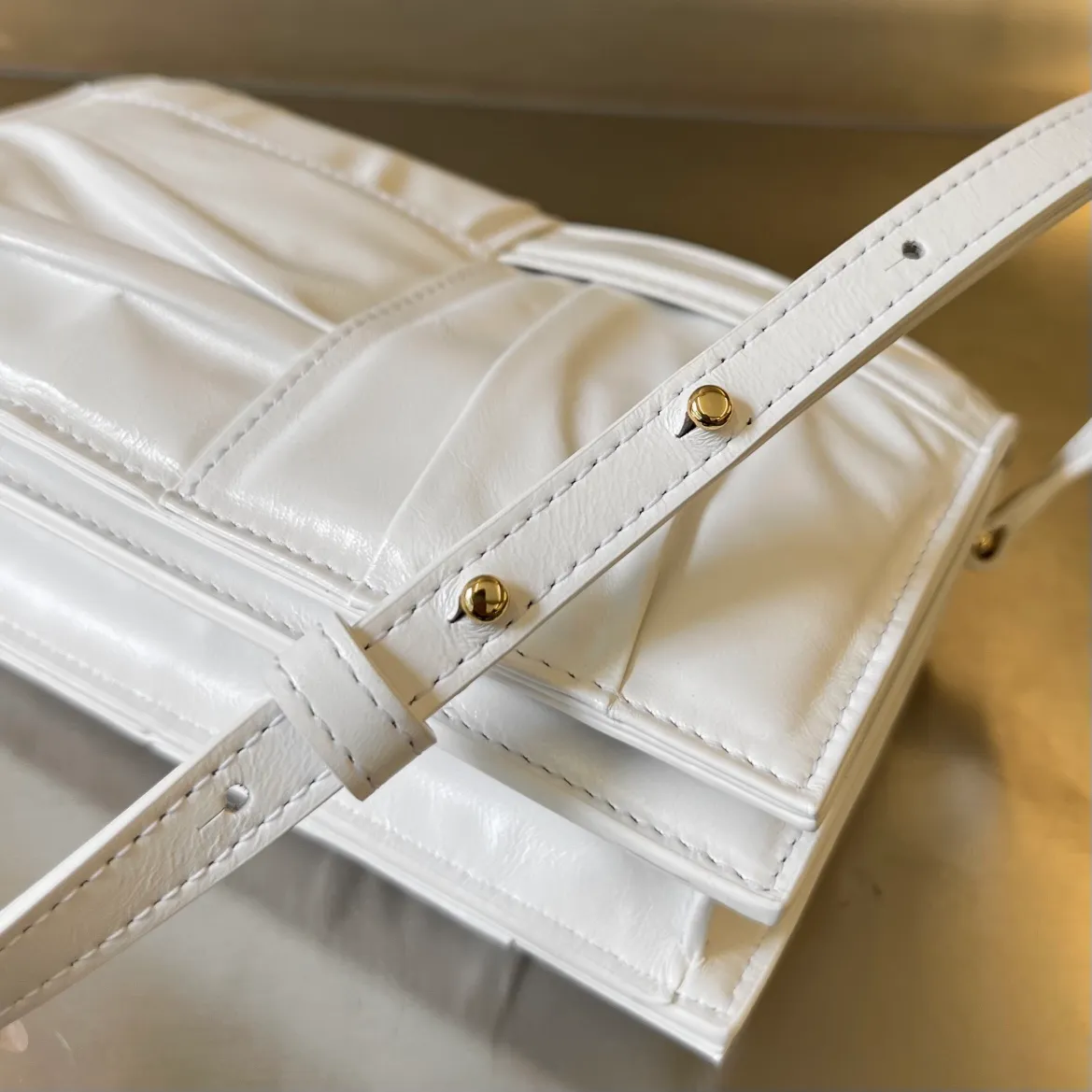 #Bv 2023 new cassette bag 🎈731243 The pleated bag shape is full of details ~ Made of waxed calfskin, soft and soft texture, both gloss and saturation. It has its own card slot and zipper design. Small cards can also be sorted. Very practical. The shoulder strap can be adjusted at will and can be worn on the shoulder/crossbody. The size is suitable for everyone. Size: 19x13.5x3.5 p1920